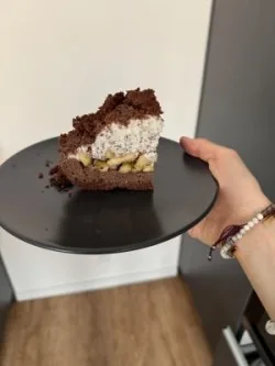 Kousek krtkova dortu na talíři