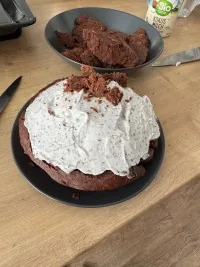 Korpus s banány pokrytý krémem z kokosového mléka