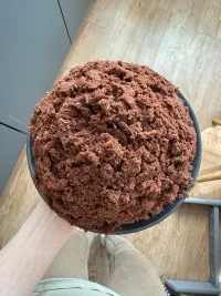 Hotový krtkův dort zasypaný drobenkou z korpusu