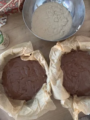 Upečené kakaové korpusy a miska se světlým těstem