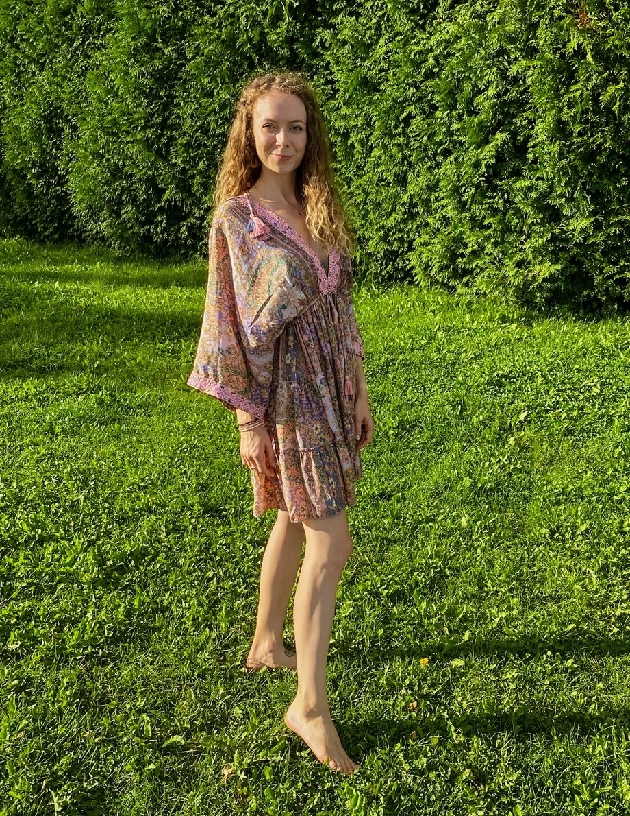 Lucie Dudáková bosá v trávě v letních šatech