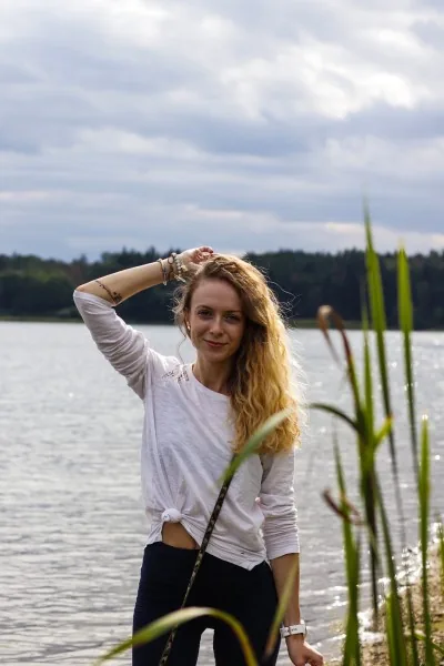 Lucie Dudáková u jezera v rákosí
