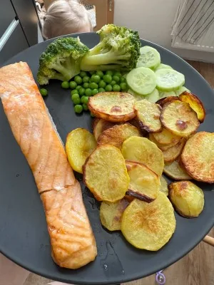 Talíř s lososem, brambory, brokolicí a hráškem