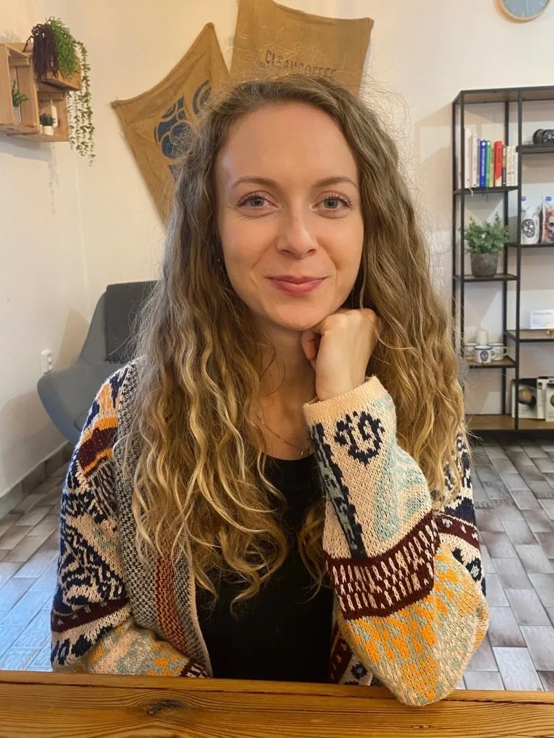 Lucie Dudáková u stolu v kavárně