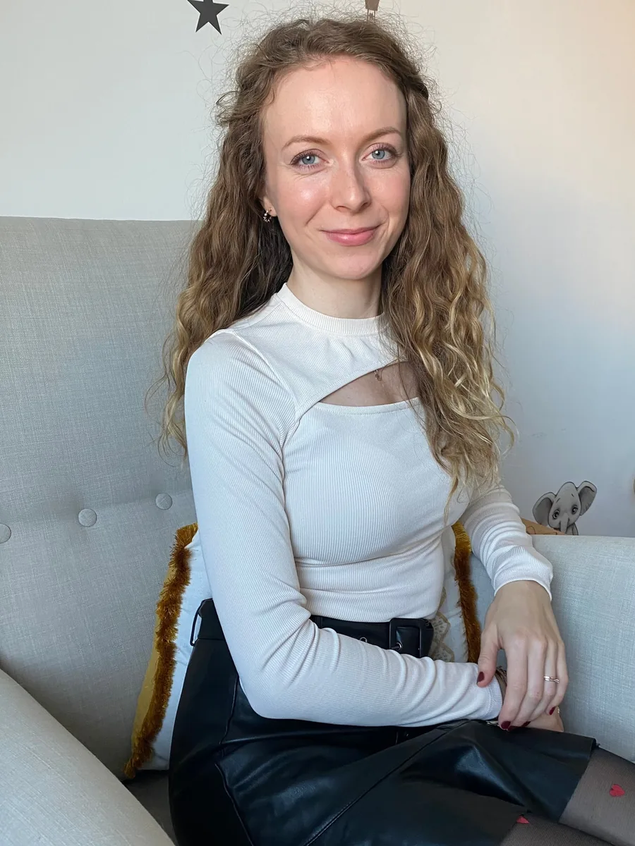 Portrét Lucie Dudákové na pohovce