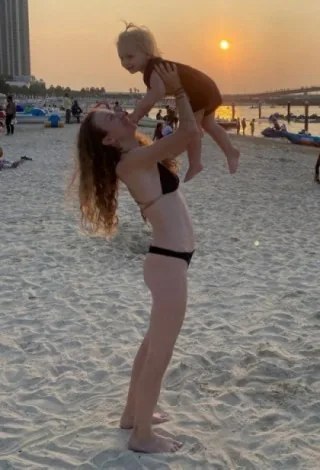 Lucie s dcerou na pláži při západu slunce